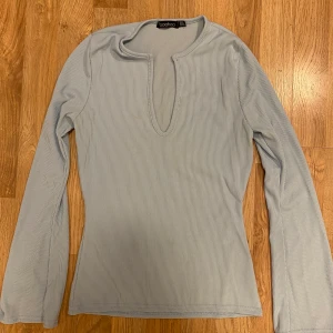 Tröja ljus blå - Baby blå tröja.