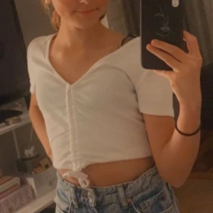 Toppar - Toppar från zara, 2 olika färger ( vit & svart ). Bra skick, använd ca 1-2 gånger styck. Hör av vid intresse eller funderingar. Varan kostar priset i styck alltså inte för både. Om du är intresserad skriv vilken eller båda. Köparen står för frakten.