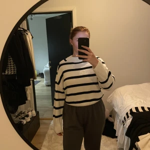 Clean snygg tröja i st L - Liten i storleken   Köparen står för frakten 