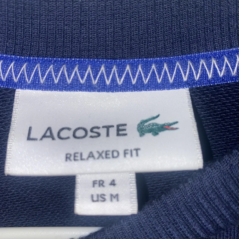 Riktig snygg och fräsch Lacoste tröja. Finns inte längre att köpa och knappt använd. Jag säljer den för att jag tycker att den inte passar mig längre. Tröjor & Koftor.