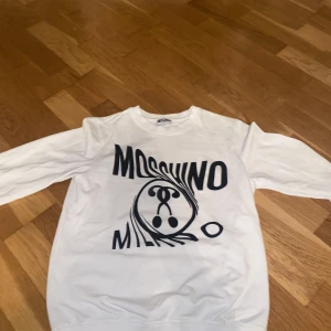 Moschino tröja - snygg moschino tröja som inte passar mig längre
