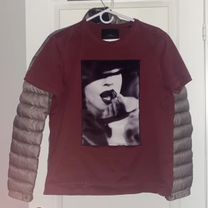 Vin röd limitato t-shirt - Säljer min vin röda limitato T-shirt köpt på NK