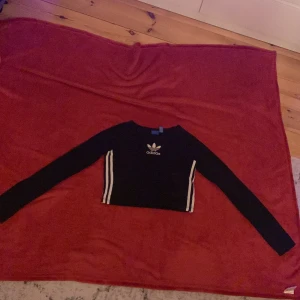 Adidas  - En magtröja som är skön att träna i. Helt som ny!