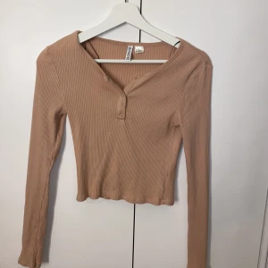 H&M tröja strl xs - Gammelrosa tröja från H&M använd en gång.