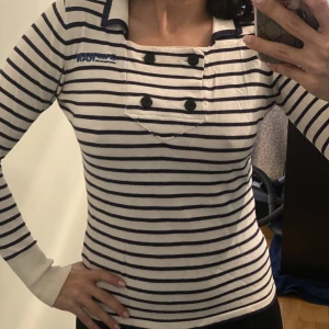 G-star tröja - Randig tröja, G-star. Fina detaljer. Bra skick men flitigt använd. Bvsa. Hör av dig!