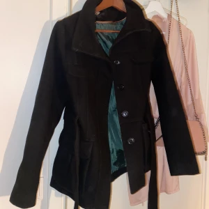 Svart kappa  - Säljer min svarta kappa då jag har massvis andra, i bra skick.
