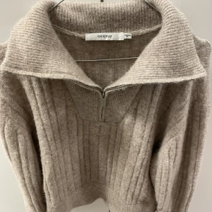 Stickad tröja  - Så fin tröja från gestuz som nästan är helt oanvänd. 