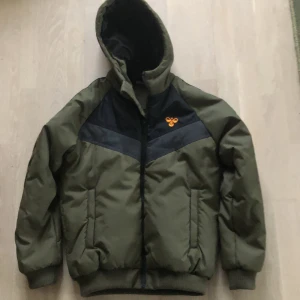 Hummel vinterjacka barn - Grön vinterjacka från Hummel sparsamt använd av ett barn.