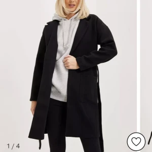 Kappa  - Hej! Säljer denna kappa från Pieces som jag fått i present, säljer den pga att det tyvärr inte är min stil. Aldrig använt den, prislappen sitter kvar.