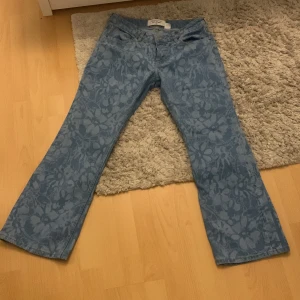 Lågmidjade jeans - Använder knappt dem så det är bättre att någon annan har dem och använder dem haha💯 