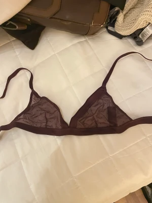 Söt undersklädes topp - Sätt top ifrån weekday med mesh, endast använd fåtal gånger❤️ jättefin vinröd färg