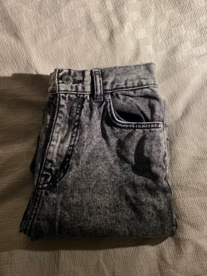 Mom Jeans Strl 34 - Jeans i gott skick som framhäver ens kurvor på ett snyggt sätt :) 