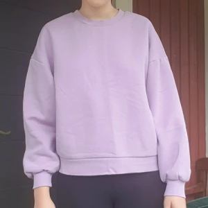 Sweater  - En fin sweater som funkar super som ett övre lager, eller som en tröja för dans eller liknande. Ej särskilt använd då jag har en annan. 💜