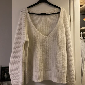 Stickad tröja  - Söker denna fina vita stickade tröjan då den inte kommer till användning längre. Den passar som en S och är i gott skick.