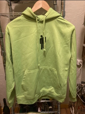 Billie Eilish Hoodie - Officiell Billie Eilish hoodie💕 Färgen syns bättre på bild 3