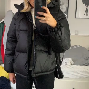 Puffer Jacket - Säljer denna supersnygga vinterjacka🤩jag använde denna jacka förra vintern men säljer pga att jag köpt en ny , jackan är i superfint skick och inga defekter! Jag är 162cm😊