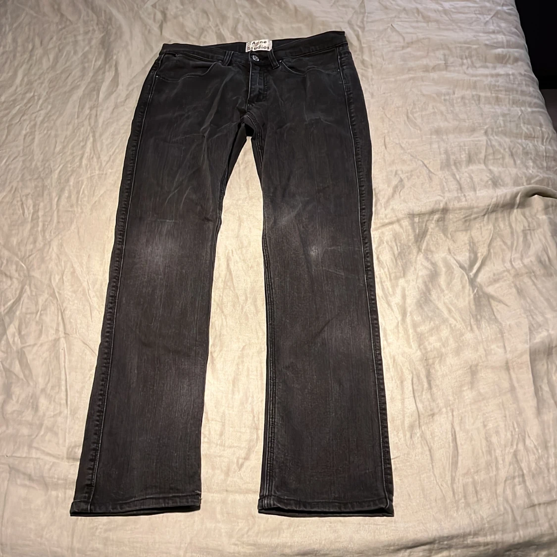 Mörkgråa acne Jeans. 