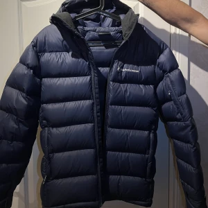 Peak performance jacka - Mörkblå dunjacka perfekt till vintern, inte mycket använd så bra skick, inga defekter
