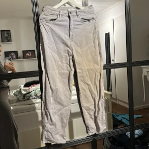 Jeans - Otroligt dålig bild vilket gör jeansen orättvisa. Men utan tvekan dom snyggaste jag äger, dock för små nu… Väl använda men i gott skick OBS! Jag står inte för frakten