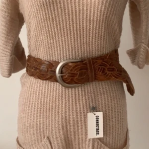 Mörkbrunt bälte  - Mörkbrunt bälte för 120kr. Helt ny. Det finns en exakt likadan i ljusbrun också.. riktigt läder ❤️