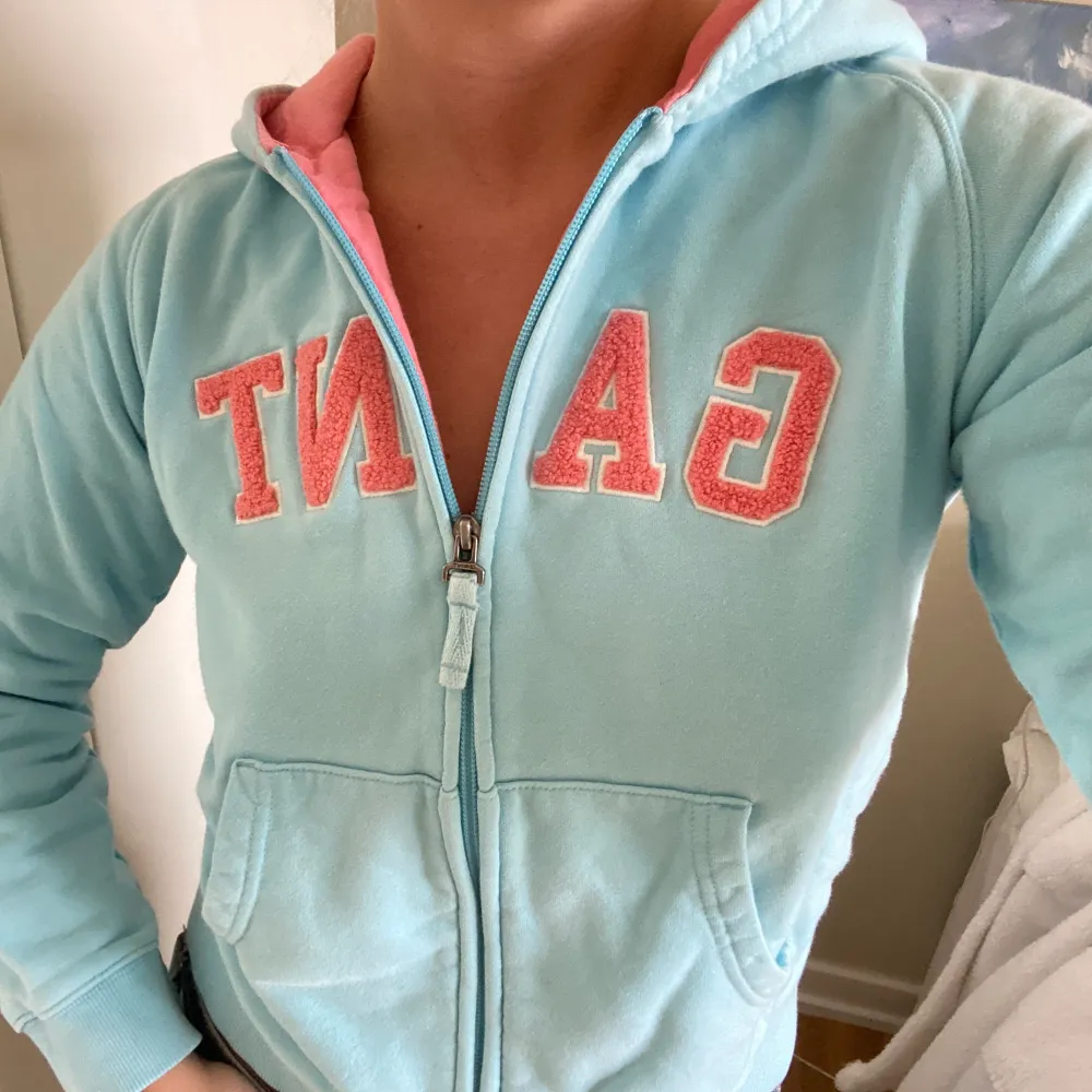 Haft så länge men aldrig använt! Insidan känns lite som handduksmaterial💙💕 Det är en större barnstorlek, skulle säga att den sitter som en xs/s . Hoodies.