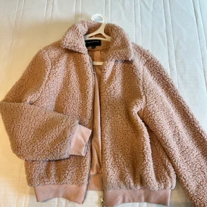 Rosa teddy  - Mysig rosa Teddy jacka från asos. Bra skick! Använd en gång. Står storlek 44 men är mer  som en 38/40. 