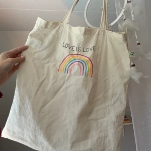 Tygväska  - Fin egendesignad tygväska köpt från plick! Använder ej längre. Tecken på användning finns, men fortfarande fin! Köparen betalar för frakten och katt finns i hem 💕