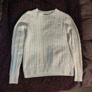 Gant Vit stickad tröja - Fin tröja utan fläckar eller hål Inte urtvättad 100% bomull  Skicka om du undrar något  Säljs p.g.a för stor för mig
