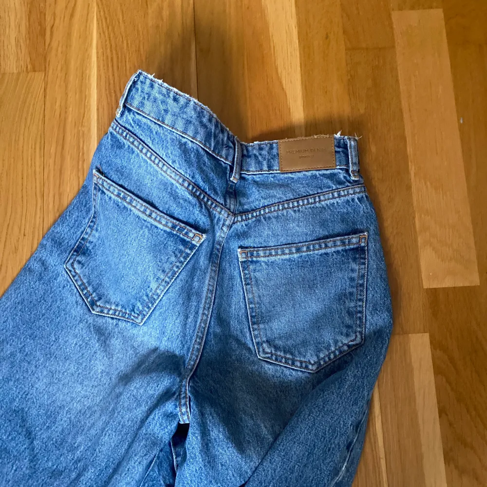 Snygga jeans från Gina Tricot i storlek 32. Använda några gånger men fint stick. Väldigt fin marinblå färg som är perfekt nu på hösten. Ord pris 599kr, köparen står för frakten. Priset kan diskutera 💕Hör gärna av dig om du är intresserad!🤩. Jeans & Byxor.