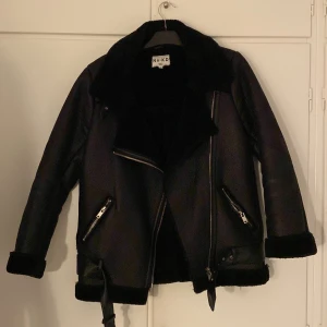 Bikerjacka - Nästan helt oanvänd bikerjacka från NA-KD. Säljer då jag inte använder den lämgre❤️Den är oversize o passar mig som brukar ha s/m,38/40