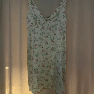 Blommig klänning  - Jättefin klänning från Gina Tricot! Helt oanvänd, har fortfarande prislappen. Säljer för att jag fått ngn användning för den!💕