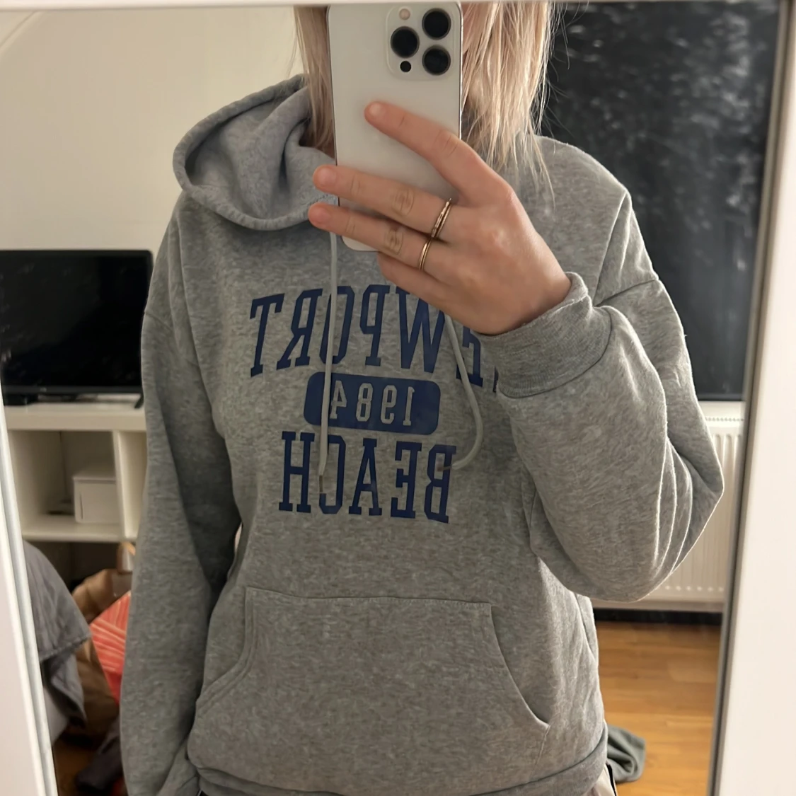 Grå hoodie