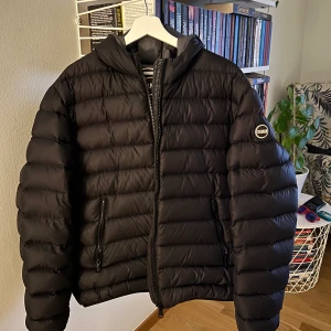 Colmar jacka - En helt ny svart Colmar vinterjacka som är super fin.  Storlek 54, passar en M/L skulle jag säga. Den är endast testad ca 2-3 gånger för att känna storleken men den är för stor tyvärr så är tvungen att sälja. Skriv för frågor eller annat🙂