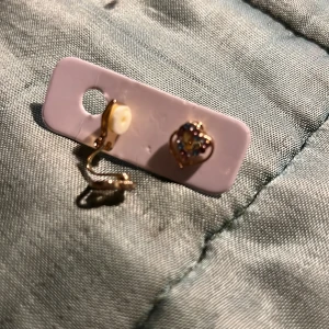 Olika - Två assessorer. Det är ett par örhängen för de som inte har hål i öronen och en Hårkan som man sätter i håret. Fråga för pris! Frakt 12-16kr