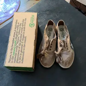 Helt nya skor oanvända. Ecofriendly. Etiketten kvar. Har legat kvar i kartongen sedan köp. 