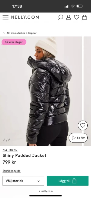 Glansig jacka  - Jätte fin glansig jacka användt endast 1 gång, slutsåld på Nelly, nypris 899kr men säljer för 400kr plus liten summa frakt typ 30kr  ❤️skriv för fler egna bilder 