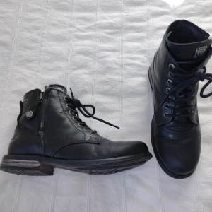 Sneaky Steve - Svarta fodrade kängor i läder - Style: Kingdom - storlek 30 - Svarta fodrade läderkängor från Sneaky Steve, style: Kingdom. Storlek 39. Sparsamt använda och i bra skick (sulorna lite slitna). 