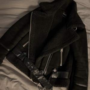 Säljer min jacka från Zara som köptes förra året. Är i gott skick och är i storlek XS men sitter som S. 