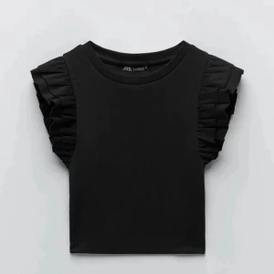 Volang topp zara - Nästintill oanvänd, super skick. Trendig och jätte snygg säljer då den inte kommer till användning länge 👌🏼💋