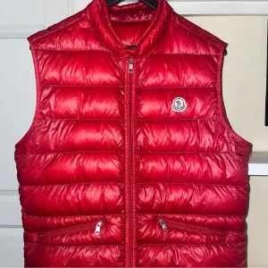 Moncler gui väst strl 4 - Moncler väst säljes pågrund av ingen användning, storlek 4 motsvarar medium/large. Inga skador så cond är 8/10, kvitto finns även,  Byte mot moncler jackor är även intressant