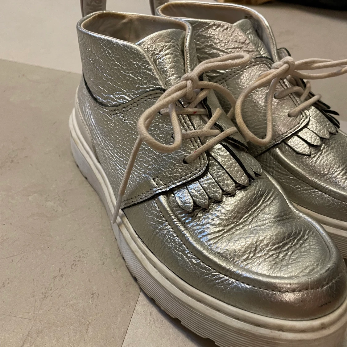 Dr Martens silver skor