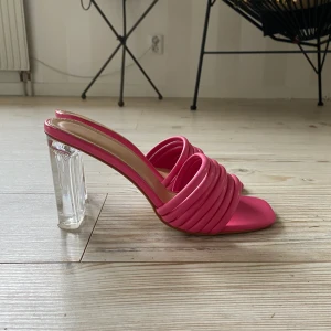 Rosa klackar - Helt oanvända rosa klackar med genomskinlig klack.