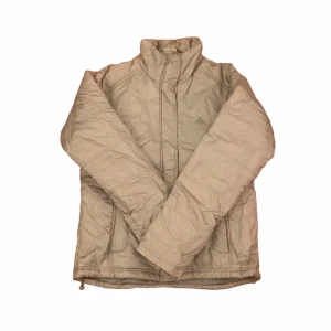 Adidas Puffer jacka - En adidas puffer jacket som jag inte längre använder. I bra skick och kan fraktas! Fråga gärna om du har några funderingar! Jackan är grå/silver och kan funka som medium också!