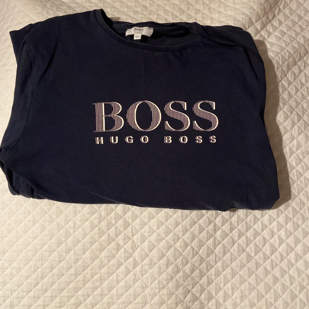 Tunn långärmad tröja från Hugo Boss. Barnstolek men passar folk med storlek xs.. Tröjor & Koftor.