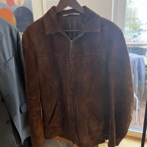 Vintage mockajacka - Vintage mockajacka i gott skick. Oklar storlek men passar lagom lite oversize på mig som är 36/38. 