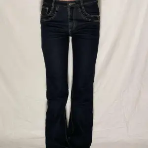 KONTAKTA INSTAGRAM DM @Lwjeans.uf VID INTRESSE Jeans 001❤️‍🔥 Märke: T&T denim Storlek: Unknown Midjemått: 68 cm Innerbenslängd: 80 cm  Modellen är W28 EUR36 och 169 cm lång
