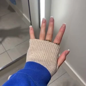 Torgvantar - Stickade torgvantar (lite mörkare i verkligheten), perfekta nu till vintern🤍