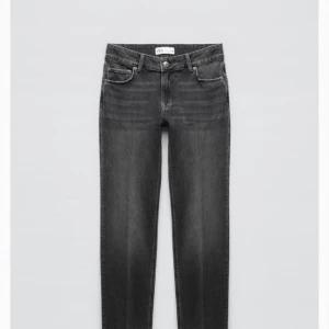 Zara low waist  - Säljer mina svarta lågmidjade jeans från zara. Stl 32, väldigt bra skick. Säljer då dem blivit för små på mig☺️