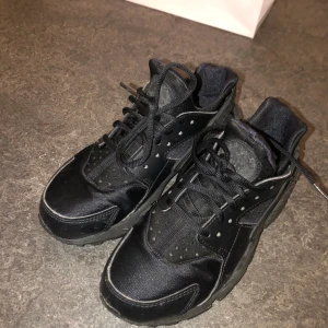 Nike huarache svart Dam - Säljer mina jättesnygga svarta Nike huarache storlek 36,5.  Haft dom i 7 månader dom är i jättebra skick. Nypris 1200kr.