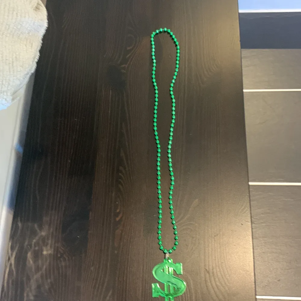 Grönt pengar halsband, 25 kr  Har aldrig varit anvent . Övrigt.